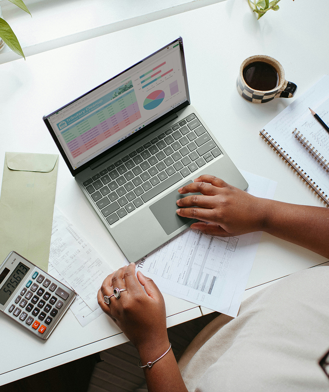 A guy using fin pocket on his laptop